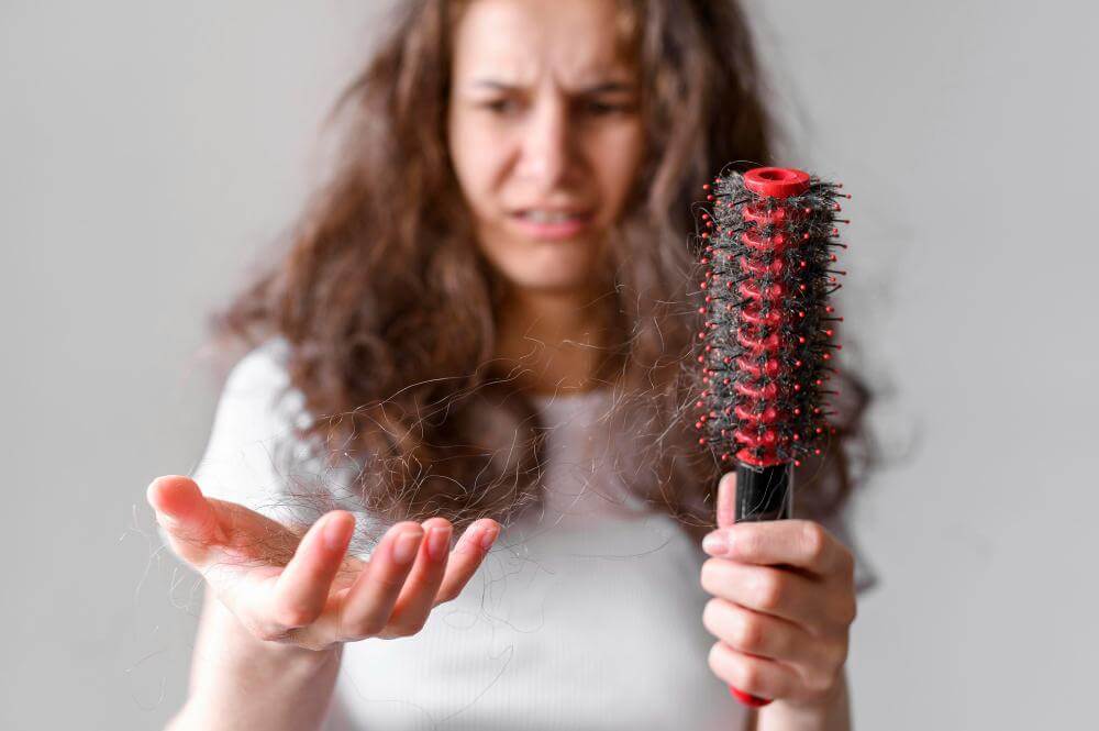 5 Cara Mengatasi Rambut Rontok dengan Perawatan Sederhana
